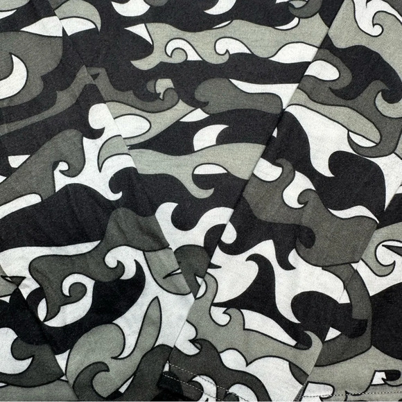 Hot Chillys Long Sleeved Thermal Base Layer Black and Gray Camouflage Sz Small - Picture 3 of 16